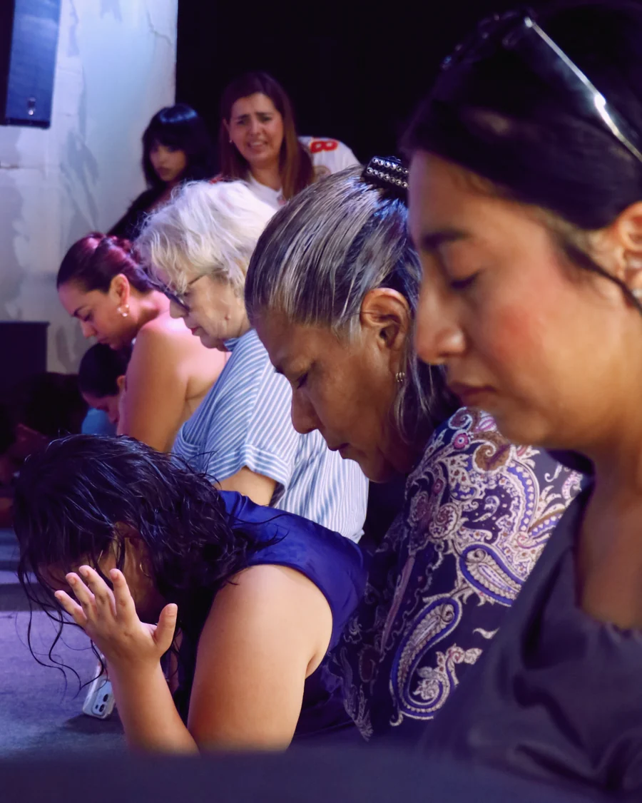 Mujeres orando con la cabeza inclinada